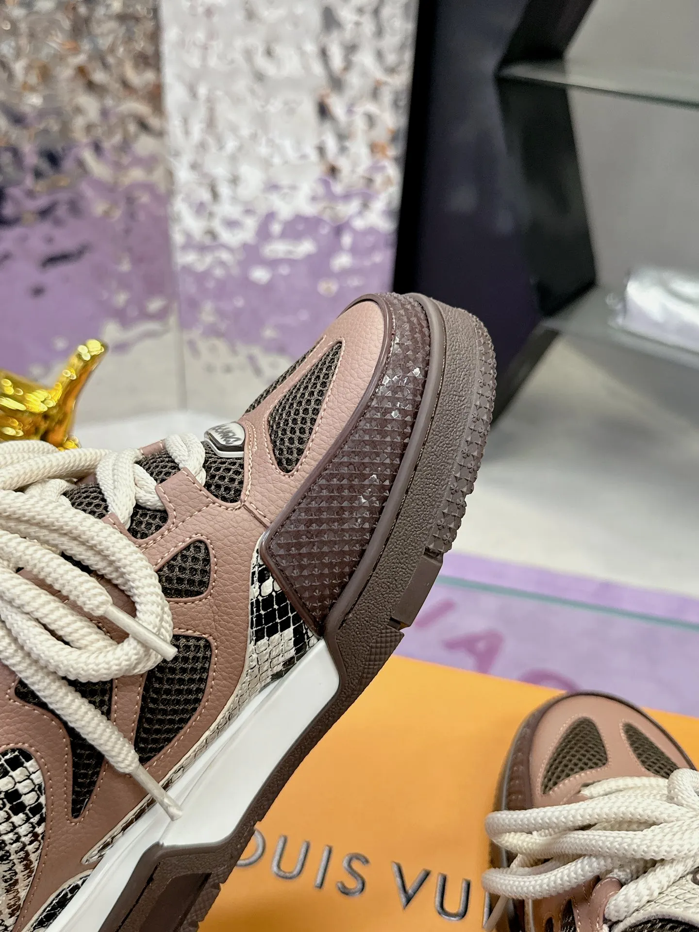 Men's shoes 💰900❤️❤️❤️ 𝙇𝙑 Bread shoes have added new colors 💓 Craftsmanship series 𝟐𝟎𝟐5/𝐒𝐒 𝐧𝐞𝐰 Louis Vuitton catwalk skate shoes are popular, LOUIS VUITTON Trainer is undoubtedly one of the most successful Sneakers launched by luxury brands, but the pace of exploration will not stop. LOUISVUITTON will also bring a new series of skateboard shoes in the spring of 2025. The new series in the picture returns to the 90s Chunky Skate Shoes look and feel. The uppers are made of leather and mesh. The fat silhouette and thick shoelaces are very eye-catching. It is expected to have quite a few colors like the Trainer. Judging from the previous DIOR show skate shoes, this chunky style may be even stronger next year. 💎 Size: Female 35-40 Male 39-46